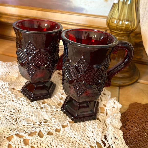 Vintage 1982 Cape Cod 1876 Collection 2 PEDESTAL MUGS Roman Rosette Pattern Avon - Picture 2 of 6